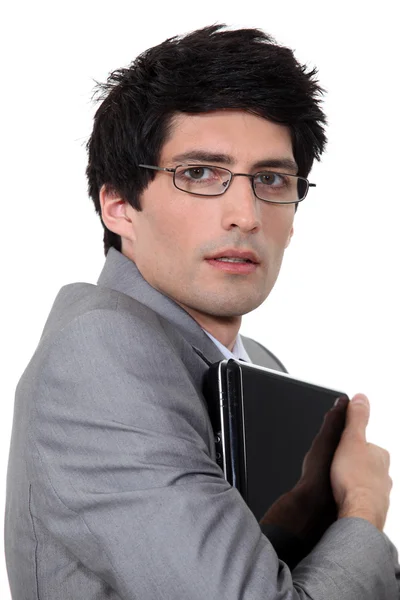 Człowiek posiadający komputer w ramiona — Zdjęcie stockowe