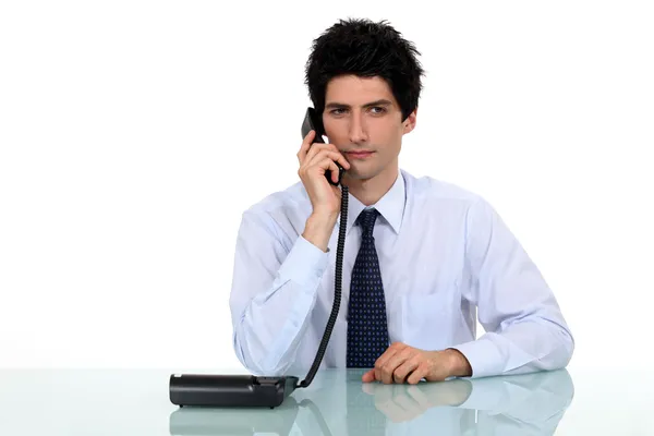 Бізнесмен робить дзвінок на стаціонарний телефон — стокове фото