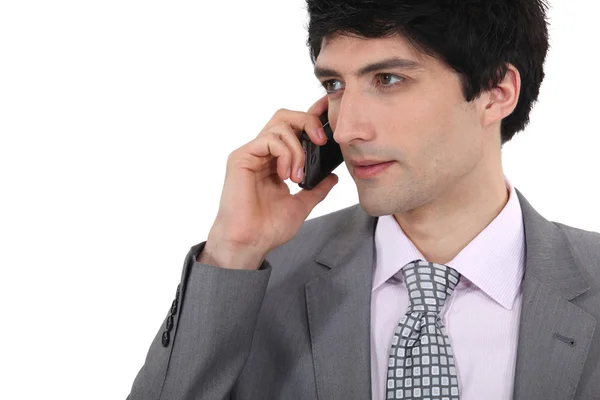 Empresário atender uma chamada em seu celular — Fotografia de Stock