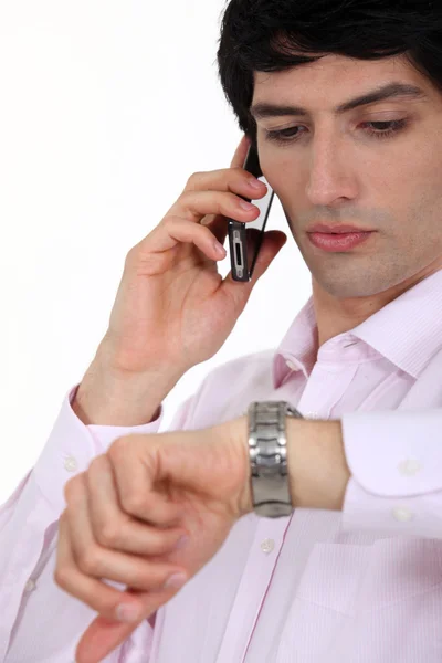 Επιχειρηματίας τον έλεγχο το χρόνο κατά τη διάρκεια κλήσης — Φωτογραφία Αρχείου