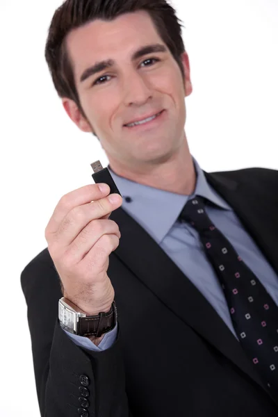 Retrato de executivo todos os sorrisos segurando drive USB — Fotografia de Stock