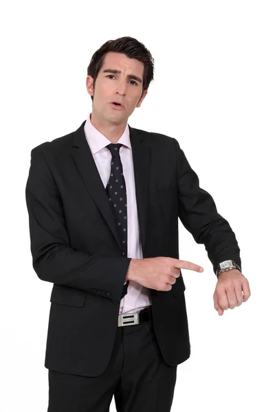 Biznesmen, wskazując na jego zegarek — Zdjęcie stockowe