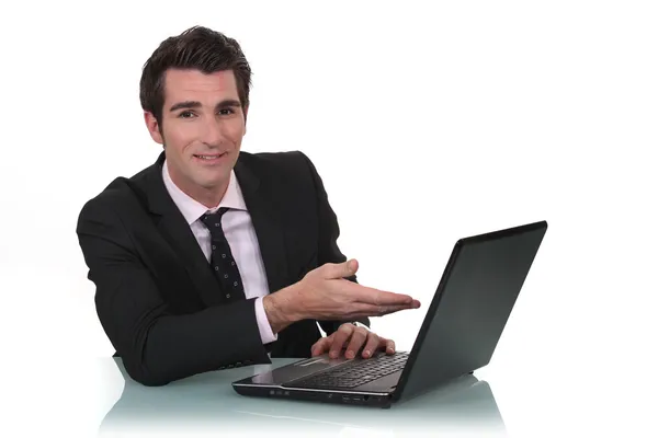 Empresário mostrando seu novo laptop — Fotografia de Stock