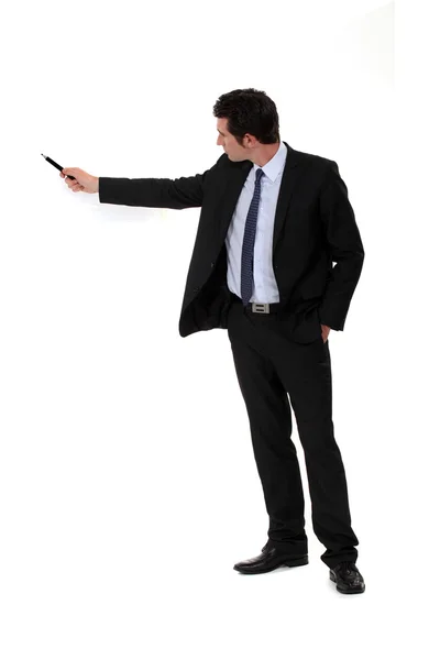Affärsman som pekar på något med hans penna — Stockfoto