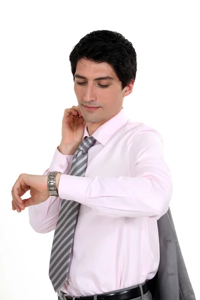 Ένας επιχειρηματίας που ελέγχει το ρολόι του. — Φωτογραφία Αρχείου