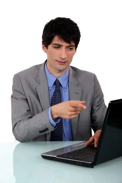 Uomo d'affari che punta sullo schermo del computer portatile — Foto Stock
