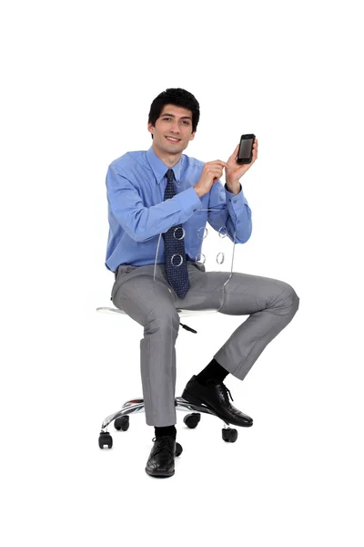 Geschäftsmann hält sein Handy hoch — Stockfoto