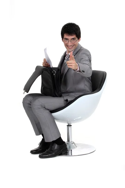 Бизнесмен сел с портфелем — стоковое фото