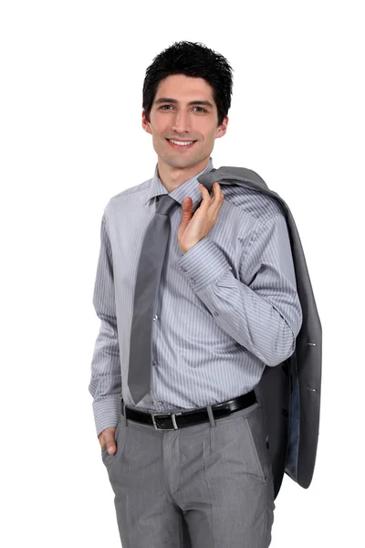 Впевнений бізнесмен з курткою, витягнутою над плечем — стокове фото