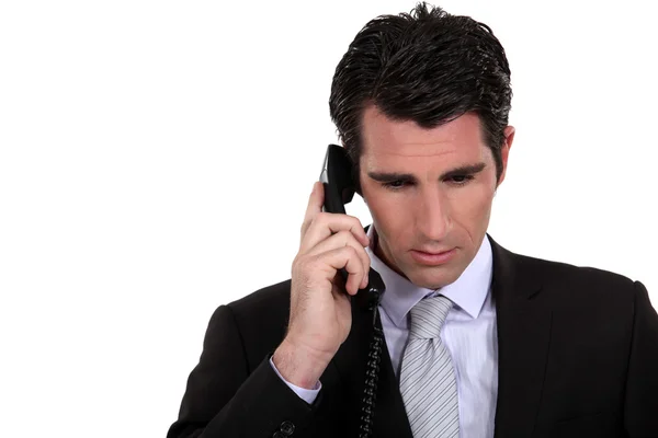 Бізнесмен концентрується під час дзвінка — стокове фото