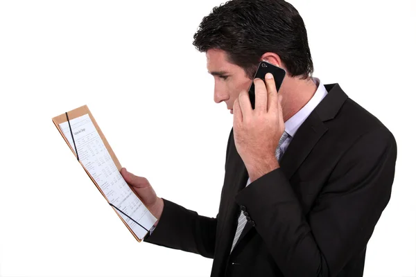 Бизнесмен по телефону обсуждает с деловыми партнерами контракт — стоковое фото