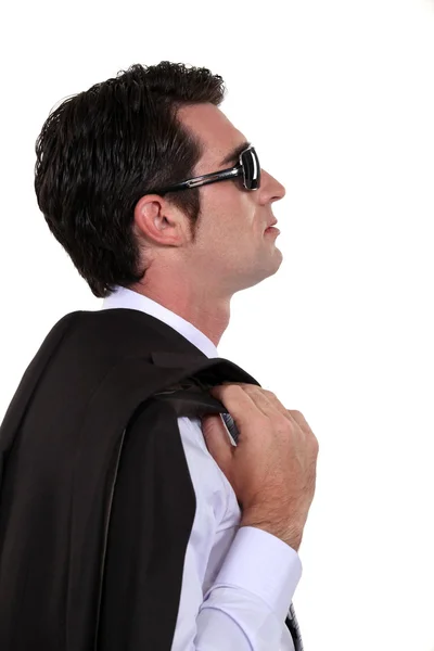 Homme d'affaires portant des lunettes de soleil posant de profil — Photo