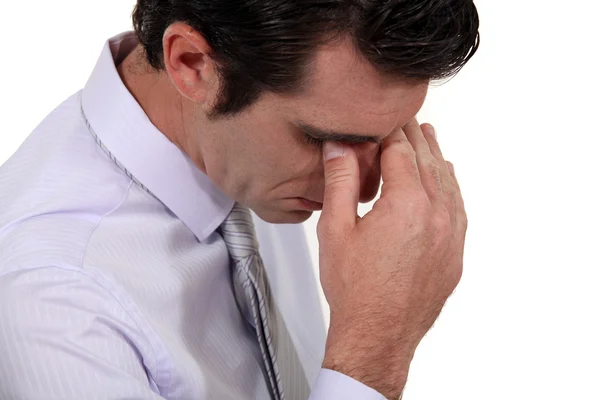 Мужчина, страдающий от головной боли — стоковое фото