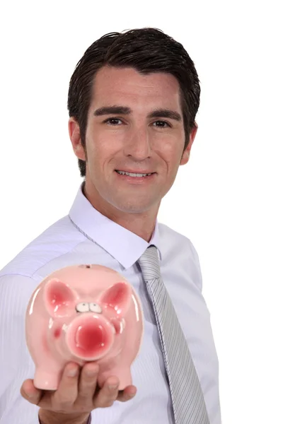 Mann zeigt Sparschwein — Stockfoto