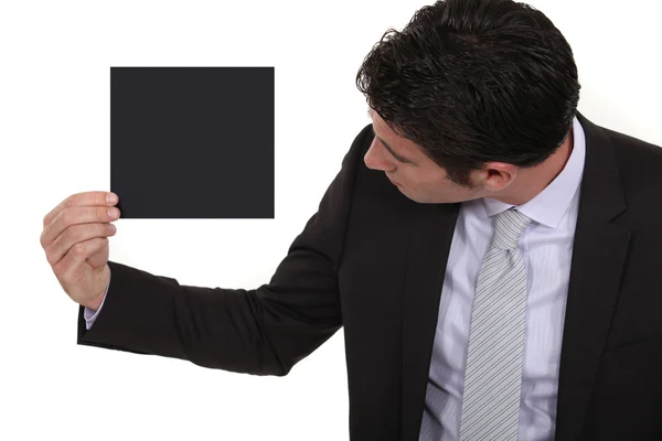 Бизнесмен смотрит на пустой квадрат — стоковое фото