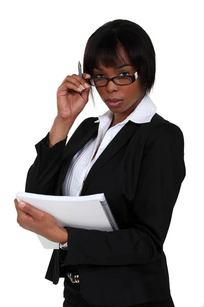 Seriös affärskvinna tittar över hennes glasögon — Stockfoto