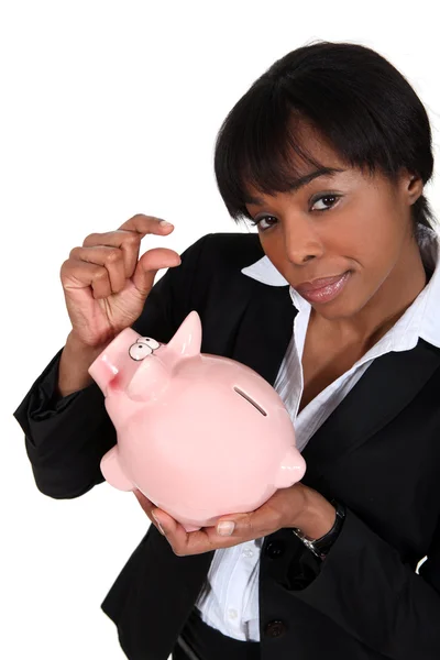 Mulher de negócios preta com piggybank — Fotografia de Stock