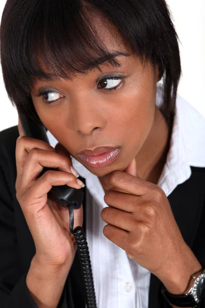 Занепокоєна бізнес-леді, приймаючи телефонний дзвінок — стокове фото