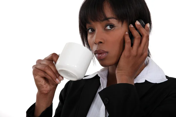 Afrikalı-Amerikalı bir iş kadını telefon. — Stok fotoğraf