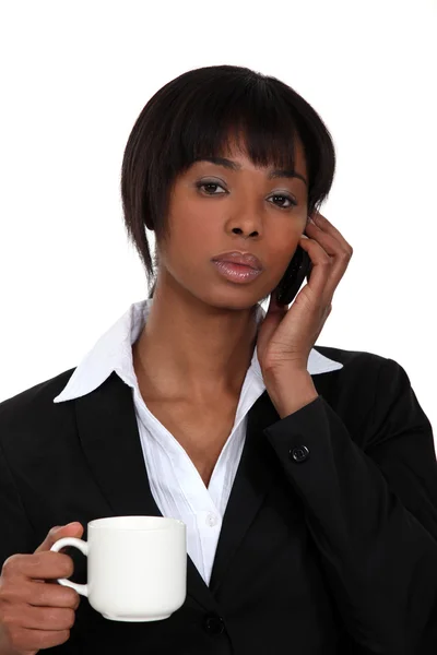 Seriös affärskvinna på telefonen — Stockfoto