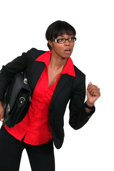 Geschäftsfrau läuft mit Aktentasche — Stockfoto