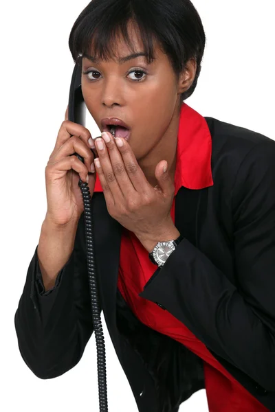 Mulher surpresa ao telefone — Fotografia de Stock