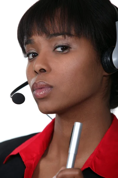 Μια αφρικανική αμερικανική επιχειρηματίας με ένα ακουστικό για. — Φωτογραφία Αρχείου