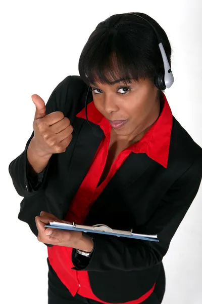 A black woman answering a hotline. — Stock Photo, Image