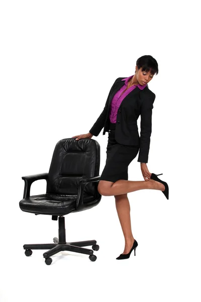 Mulher de negócios verificando seus saltos — Fotografia de Stock