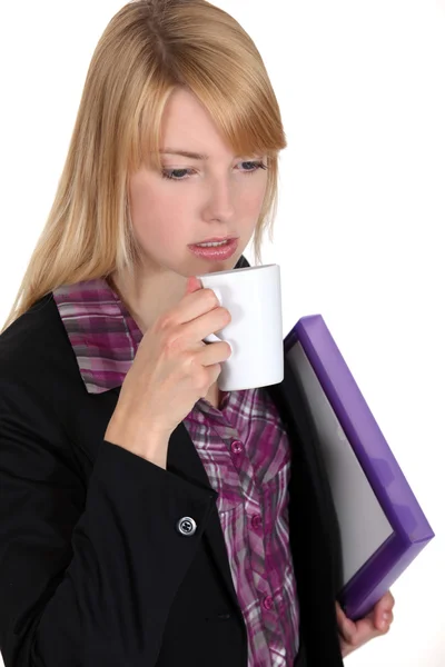 Vrouw met koffie beker en map — Stockfoto