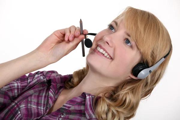 Kobieta nosząca słuchawki telefoniczne — Zdjęcie stockowe