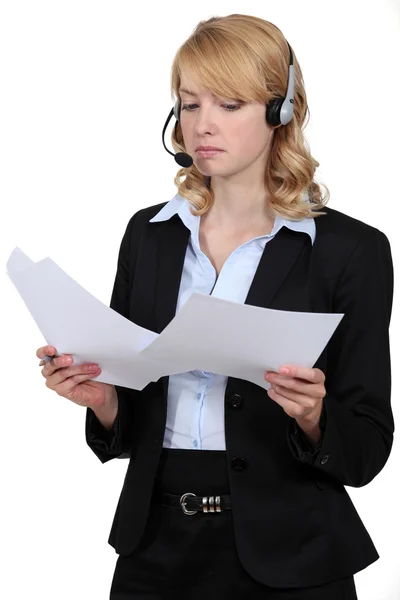 Una mujer de negocios rubia con auriculares puestos . —  Fotos de Stock