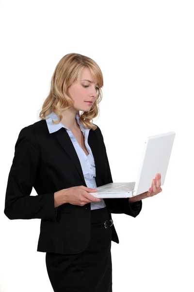 Блондинка бізнес-леді стояла з ноутбуком — стокове фото