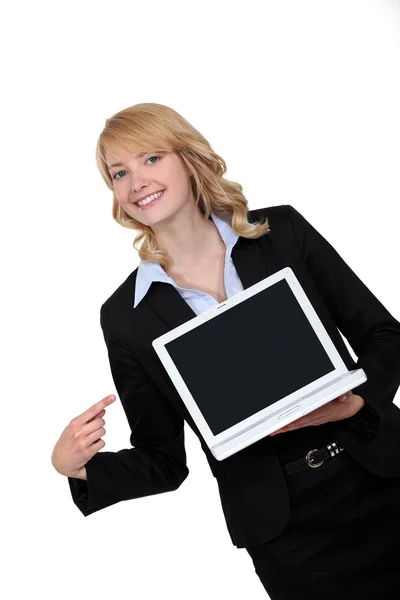 Geschäftsfrau zeigt auf ihren Laptop — Stockfoto