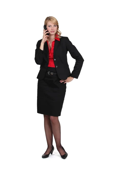 Mulher de negócios loira bonita ao telefone . — Fotografia de Stock