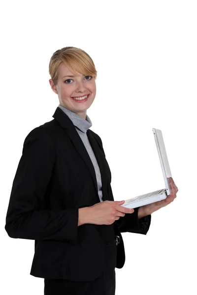 Affärskvinna som innehar en vit dator — Stockfoto