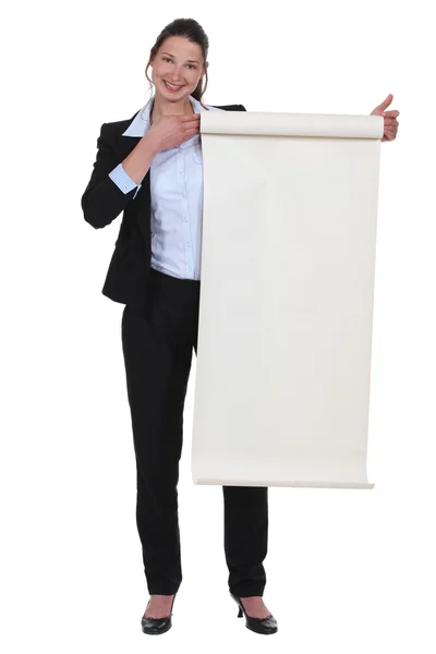 Empresária segurando um cartaz em branco — Fotografia de Stock