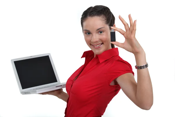 Жінка тримає ноутбук і USB пристрій — стокове фото