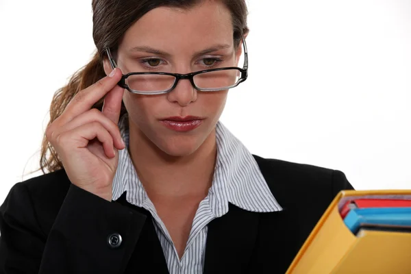 Affärskvinna peering över hennes glasögon — Stockfoto