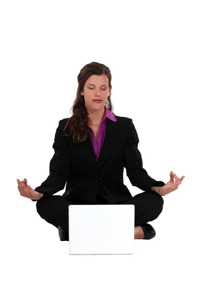 Geschäftsfrau meditiert vor Laptop — Stockfoto