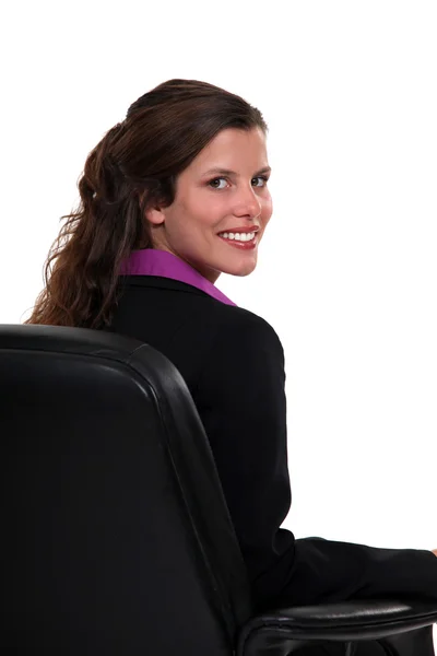 彼女の背中とオフィスの椅子に座っていた女性実業家になっています。 — ストック写真
