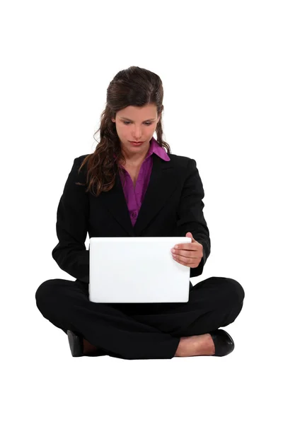 Donna d'affari seduto a piedi nudi con il computer portatile — Foto Stock