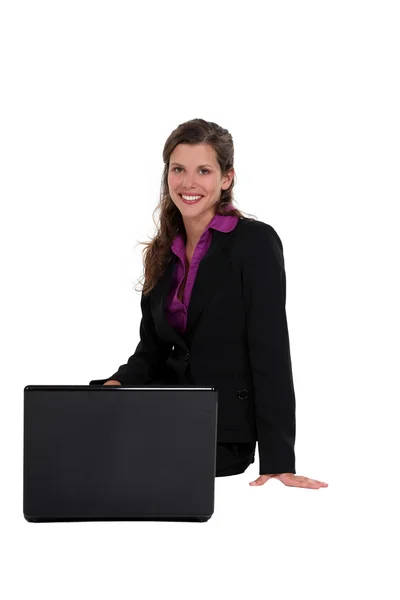 Üzletasszony ül egy láthatatlan padon vele laptop — Stock Fotó