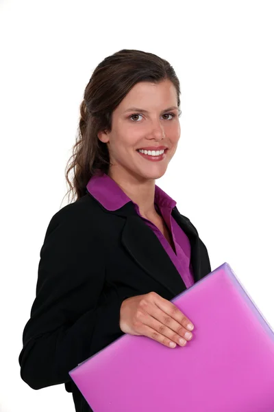 Женщина с розовой папкой в руке — стоковое фото