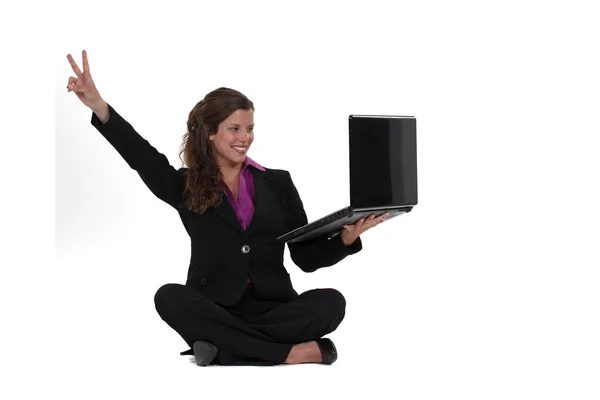 A businesswoman doing the V of victory. — Stock Photo, Image