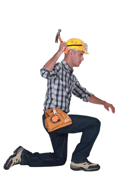 Çekiç kullanan profiline bir marangoz — Stok fotoğraf