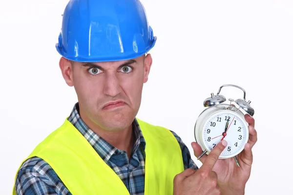 Kızgın foreman holding çalar saat — Stok fotoğraf