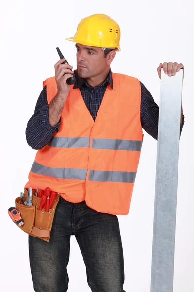 Tradesman parlando in un walkie talkie — Foto Stock