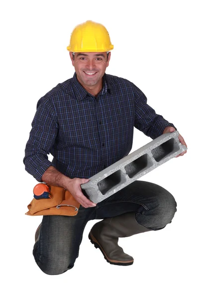 Constructeur avec un bloc de béton — Photo