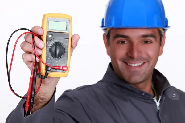 Elettricista che tiene il voltmetro — Foto Stock